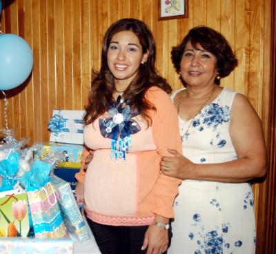 Elssa Ruiz de Favela en una fiesta de canastilla que le organizaron por el próximo nacimiento de su  bebé.