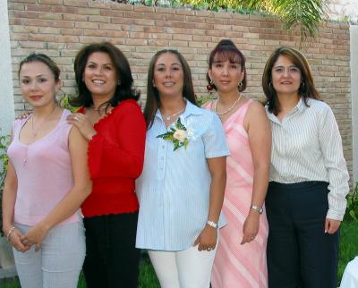 Jaqueline Alonzo de Puente acompañada de Susy Arredondo, Mónica de Alonso, Marisela Alonzo y Susana Cueto en su fiesta de canastilla.