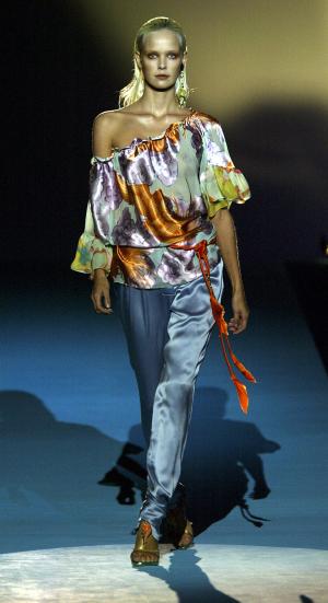 El naranja, mezclado con rosas, fucsias y verdes absenta, en minivestidos escotados y osadas aperturas asimétricas, dominaron la colección Ungaro para la primavera- verano de 2004, que será, además de suntuosa, decididamente sexy.