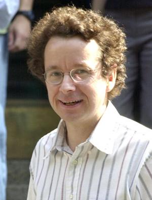 En 1998, MacKinnon pudo mostrar cómo lucen los canales de iones a nivel atómico, un logro que junto con el descubrimiento de Agre de los canales de agua, abrió nuevas áreas de investigación en la bioquímicas y la biología, señaló la Academia sueca.
