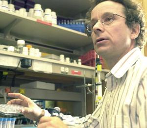 MacKinnon, de 47, creció cerca de Boston y trabaja en el instituto médico Howard Hughes de la universidad Rockefeller, en Nueva York. La contribución de MacKinnon fue en el campo de los canales de iones, que son proteínas que abarcan una membrana y forman un sendero para el flujo de iones no orgánicos a través de la membranas celulares. Los canales de iones controlan el ritmo del corazón, regulan la secreción de hormonas y generan los impulsos eléctricos que subrayan la información transferida al sistema nervioso.