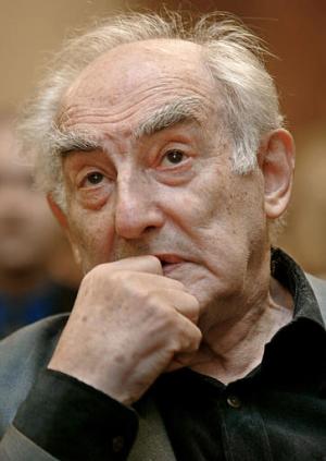 Ginzburg, de 87 años, fue jefe del grupo teórico en el Instituto Físico P.N. Lebedev en Moscú. Abrikosov, Ginzburg dijo que su parte del premio de 1,3 millones de dólares, una fortuna para él, la gastaría en su familia. 'Tengo bisnietos y al menos quiero dárselo a ellos', dijo. 'Un jugador de tenis puede ganar esta cantidad de dinero por sólo un juego. Para mí, por supuesto, es una enorme cantidad de dinero, como lo es para cualquiera en Rusia que no es un sinvergüenza o un magnate'.