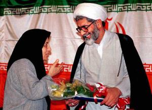 En el 2001, Ebadi recibió ya en Noruega el Premio de los Derechos Humanos Tholof Rafto, por su defensa ante los tribunales iraníes de mujeres, en causas de divorcio y de tutela de los hijos.