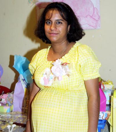 09 octubre 
Numerosos regalos recibió la señora María Georgina Castor Garza en la fiesta de canastilla que le organizó la señora Georgina Garza Pérez