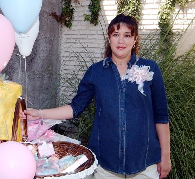 La señora Maricarmen de González está feliz por el próximo nacimiento de su bebé.