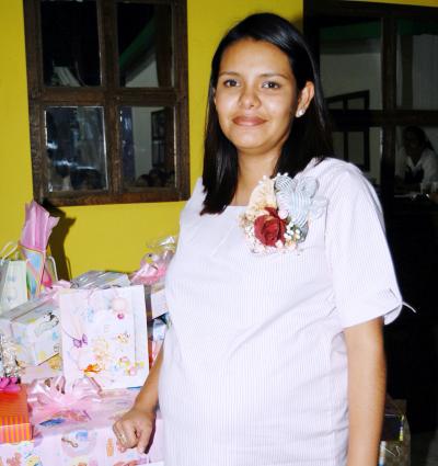 Numerosos regalos recibió para su bebé, Isela F. de Rodríguez en la fiesta de canastilla que le ofreció la señora Rosa Ruis Olvera.