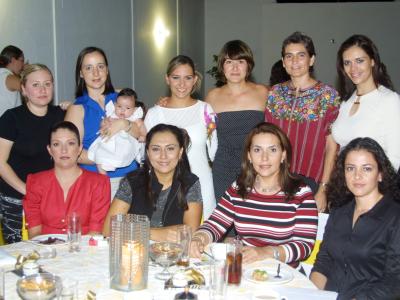 Carolina  Gómez acompañada de Mónica Glz, Cristy de Dovalina, Mónica Olhagaray, Cecy Glz, Claudia de Olmos, Lin Rdz, Karla de Lozano, María Luisa de Jalife y Mónica Rmz.