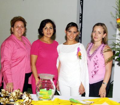 Carolina Gómez en su despedida de soltera con Rita González  Concepción Flores y Goretti de Hamdam.