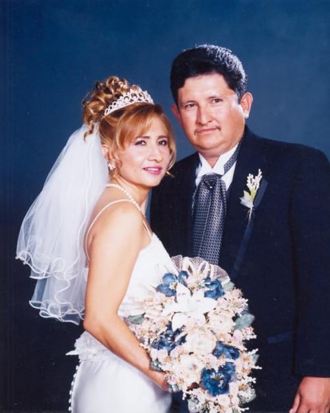 Ing. Julio César Barrera Villalobos y Lic. Ana Velia Monreal Loza recibieron la bendición nupcial en la parroquia de San Pedro Apóstol el 13 de septiembre de 2003.