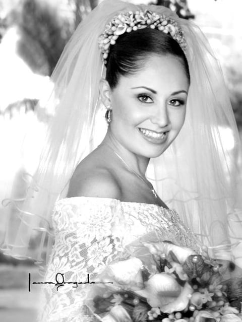 Lic. Laura Patricia Flores Zorrilla el día de su enlace nupcial con  el Lic. Raúl Ramírez Martínez.
Estudio: Laura Grageda