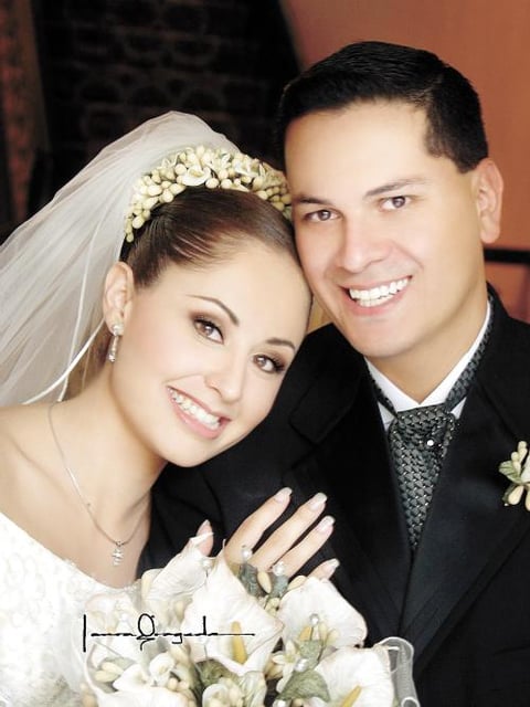 Lic. Raúl Ramírez Martínez y Lic. Laura Patricia Flores Zorrilla recibieron la bendición nupcial en la parroquia de Nuestra Señora de la Virgen de la Encarnación el tres de octubre de 2003.
Estudio: Laura Grageda