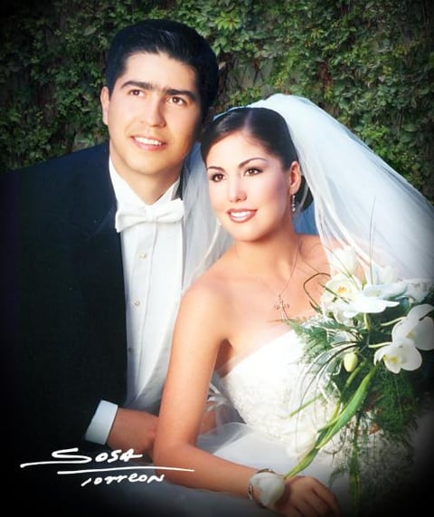 Lic. Marcelo Obeso Anaya y Srita. Gabriela Díaz de León Maisterrena recibieron la bendición nupcial en la parroquia de San Pedro Apóstol el 26 de septiembre de 2003.


Studio Sosa 