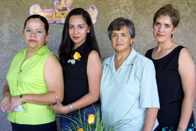 Señorita Lucía Martínez Acevedo en la despedida de soltera que le organizaron Carolina Acevedo, Cecilia Dena y Virginia Martínez quienes la acompañan.