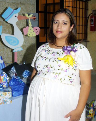 Patricia Lozano de Mathus disfrutó de una fiesta de canastilla ofrecida recientemente.