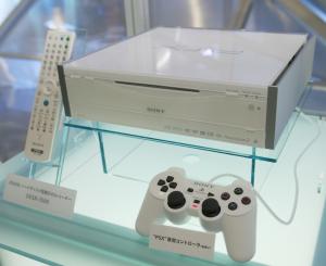 Sony muesta la nueva máquina de juegos PSX Desr-7000, la siguiente generación del Play Station durante una exhibición de tecnología en Tokio.