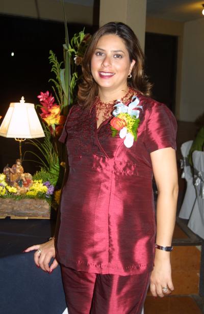 Albertina Acevedo de Dávila en la fiesta de regalos que se le ofreció por el próximo nacimiento de su bebé