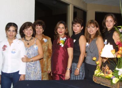 Albertine Acevedo con las organizadores de su fiesta de canastilla, Mónica de Villarral, Lorena de Harris, Lilia Jardón de A., Liliana de González y Lily González