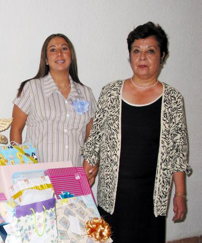 Jaqueline Alonzo de Puente acompañada de su mamá Roselina Domínguez de Puente en la fiesta de canastilla que se le ofreció por el próximo nacimiento de su bebé
