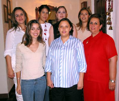 Claudia Eddy de Hernández con las organizadoras de su fiesta de canastilla Laura de Estrello, Brenda Estrello, Lorena Chávez, Lupita Arzos, Claudia de Estrello  y Laura Estrello.