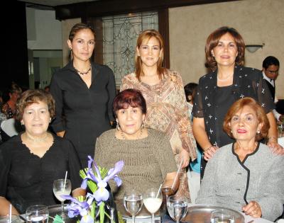 18 octubre 


Sandra Enríquez de Fernández, Perla Enríquez de Sánchez, Rocío Enríquez de Monroy,  Juanita Enríquez de Arreola, Coco Enríquez de Armas y Elsa Máynez de Enríquez captadas recientemente.
