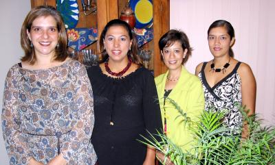 Cristina Ríos de Velázquez acompañada de las organizadoras de su fiesta de canastilla Sonia de Lara, Lily Guerrero y Mónica de Verduzco