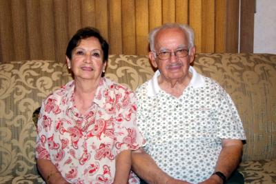 Ernesto Cabello Flores el día de su cumpleaños acompañado por su esposa, Guadalupe Domínguez.