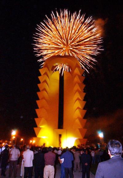 En la parte central de las dos columnas no existe nada más que un hueco, un espacio que significa la transparencia, a través de una puerta que honra a quien transita por ese monumento, mismo que será el emblema de los laguneros y su carta de presentación ante quien visite nuestra región.