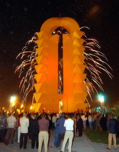Previo al encendido de las luminarias que alumbrarán la monumental obra, el ejecutivo estatal señaló que la escultura “La Puerta de Torreón” se erige en una dimensión de apertura de esta sociedad que, históricamente, ha hecho de la libertad y la unión, sus valores principales para mantener la estabilidad y la paz entre sus habitantes.