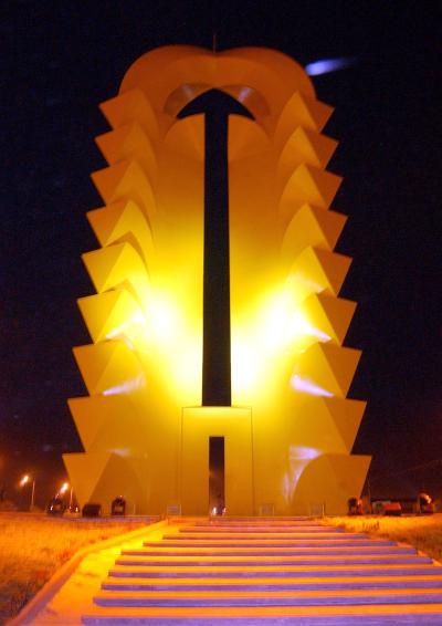 Con 40 metros de altura, simula espigas de trigo, emblema de los primeros pobladores de la región y que además simboliza a los 38 municipios del Estado de Coahuila