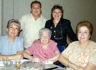 Conchita Morales de Macías, Conchita Cantú de Morales, Blanca Alicia Morales, Tere de Dïaz y José Luis Ríos ex alumnos del colegio Villa de Matel.