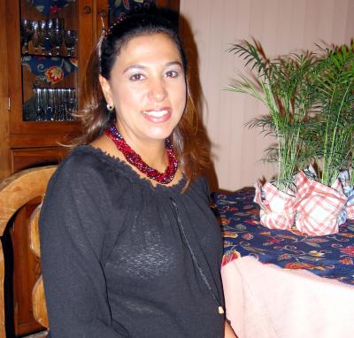 Cristina Ríos de Velázquez en su fiesta de regalos, ofrecida con motivo del próximo nacimiento de su bebé.