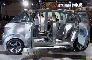 Toyota es el pionero mundial en la comercialización de los híbridos, que usan el motor eléctrico para los arranques y transfieren al motor convencional de explosión para las travesías, y su modelo Prius ya lleva su segunda versión.