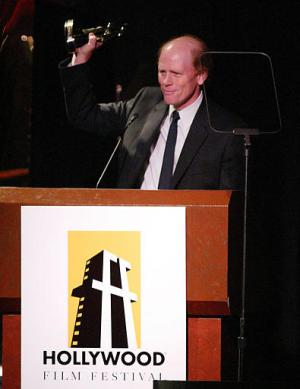 El director Ron Howard sostiene su premio al mejor director del año otorgado por el Festival de Cine de Hollywood.