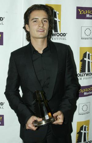 Orlando Bloom sostiene su premio otorgado por su actuación el la pelícla de Walt Disney Pictures 'Pirates of the Caribbean the curse of the Black Pearl'