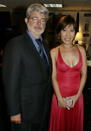 El director de la saga 'La guerra de las galaxias' George Lucas posa junto a la cantante Sun durante la realización de este evento.