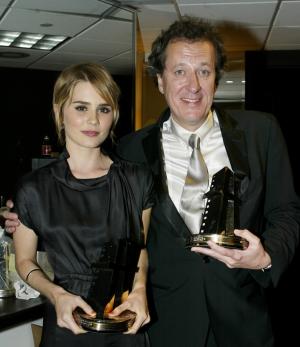 Alison Lohman posa junto al actor Geoffrey Rush durante la entrega de premios del Festival de Cine de Hollywood.