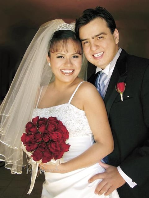 L.A.F. Jorge Pérez Vázquez y L.A.E. Mayela Aranzazú Delgado Fematt contrajeron matrimonio religioso en la parroquia de Nuestra Señora de Lourdes el ocho de agosto de 2003.


Estudio : Laura Grageda 
