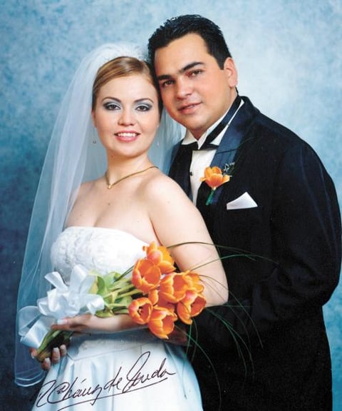 Alfredo Velazco Castellanos y Srita. Lizeth Salazar Hermosillo recibieron le bendición nupcial en la parroquia del Santo Cristo el cuatro de octubre de 2003.

Estudio: Chávez de Anda 