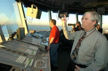 El último viaje del aparato supersónico estuvo pilotado por Mike Bannister, quien en noviembre de 2001 fue el comandante del primer vuelo británico del Concorde tras el accidente de ese avión, ocurrido el 25 de julio de 2000 en el aeropuerto parisino de Roissy-Charles de Gaulle y que costó la vida a 113 personas.


Michael Bannister calculó que viajó 8.000 horas y unos 13 millones de kilómetros en la grácil aeronave: el equivalente a 16 viajes de ida y vuelta a la Luna, desde que comenzó a guiar el aparato en 1997.