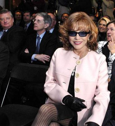 Entre los pasajeros para el vuelo de despedida  a Londres, todos invitados por la aerolínea, figuraron la actriz Joan Collins (en la foto) y la supermodelo Christie Brinkley.