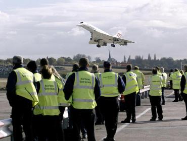 Poco antes, otros dos Concorde que realizaron vuelos cortos, con pasajeros invitados, también tomaron tierra en Heathrow, sumándose a una celebración de la era supersónica de la aviación que acaba de concluir.