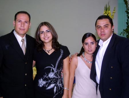 22 octubre 2003

Gerardo Sandoval, Sambra Zavala, Cristina de Galazza y Carlos Galazza fueron captados en pasado festejo social.