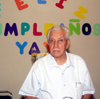 23 octubre 
Señor Simón Valdez Sida en la fiesta que se le ofreció por sus 85 años de voda en días pasados.