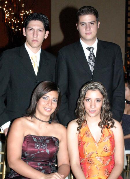 25 octubre 2003


En pasado festejo social fueron captados Susana de Valdés, Carlos Valdés, Ivonne Murra y Alex Salmón.