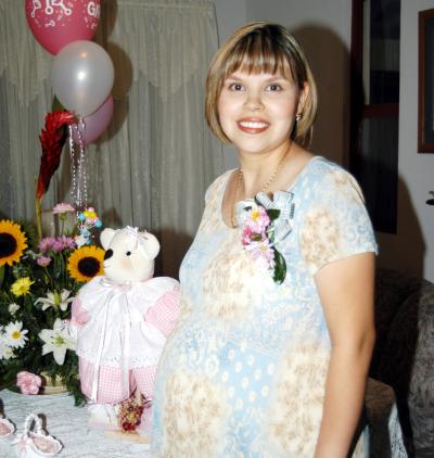 Marcela Aguilar de Ruelas en su fiesta de regalos, ofrecida con motivo del próximo nacimiento de su bebé.