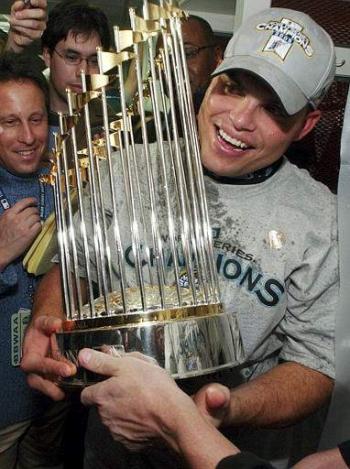 Pero contado así parece simple.

En realidad González, que corría desde segunda, hizo un deslizamiento espectacular en la goma al acariciarla apenas con los dedos de su mano izquierda mientras escapaba a la mascota del receptor boricua Jorge Posada, quien se adelantó para recibir el tiro del jardinero derecho mexicano Karim García.