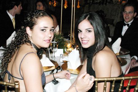 Cristina Giacomán y María López captados en un festejo social.