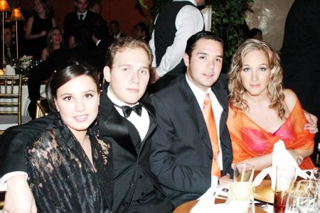 26 octubre 2003

Valeria de Berlanga, Ignacio Berlanga, Andrés ROsas y Ana Laura Berlanga captados en la recepción de boda de Alejandro Veyán y Paola Boehringer.