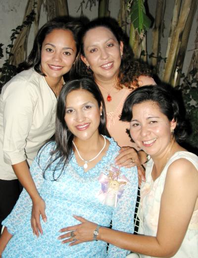 Lupita Ávila de Huerta con las organizadoras de su fiesta de canastilla Carolina Betancourt y de Martínez, Martha Olivares de Rodríguez y Magda Frías de   Aguilera.