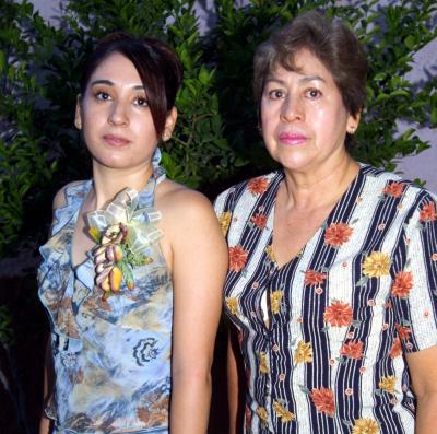 Brenda Monsiváis López con la señora Raquel López Jove, organizadora de su despedida de soltera.